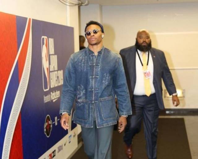 足球报：亚泰这几年都是寅吃卯粮，意向球员听说后婉拒邀请（足球报：亚泰近年透支经营，意向球员得悉后婉拒加盟）